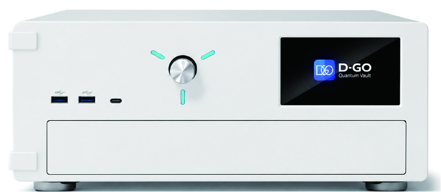 D-GO Quantum Data Vault 정면 — 전원 노브와 LED, USB 포트, 전면 화면, 하단 금고 서랍